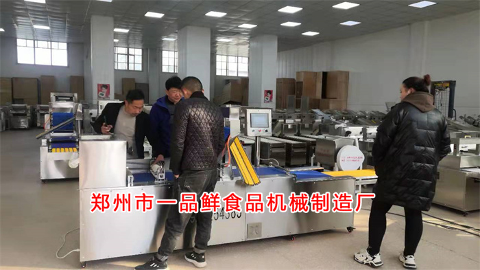 許昌老客戶考察350自動疊片燴面機(jī)(圖2) 許昌老客戶考察350自動疊片燴面機(jī)(圖2)