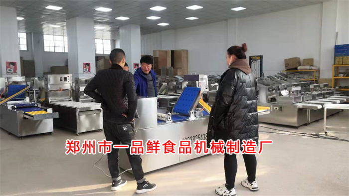 許昌老客戶考察350自動疊片燴面機(jī)(圖3) 許昌老客戶考察350自動疊片燴面機(jī)(圖3)