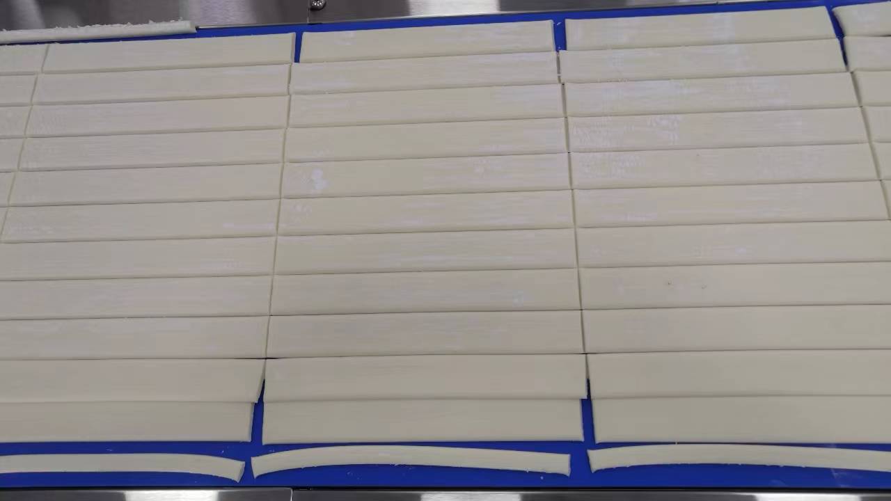 扯面機(jī)生產(chǎn)的扯面片 扯面機(jī)生產(chǎn)的扯面片