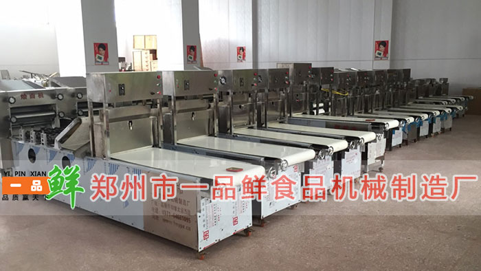 型燴面機(jī)HMJ-7(500型)(圖3) 倉(cāng)庫(kù)中的HMJ-7型(500型)燴面機(jī)