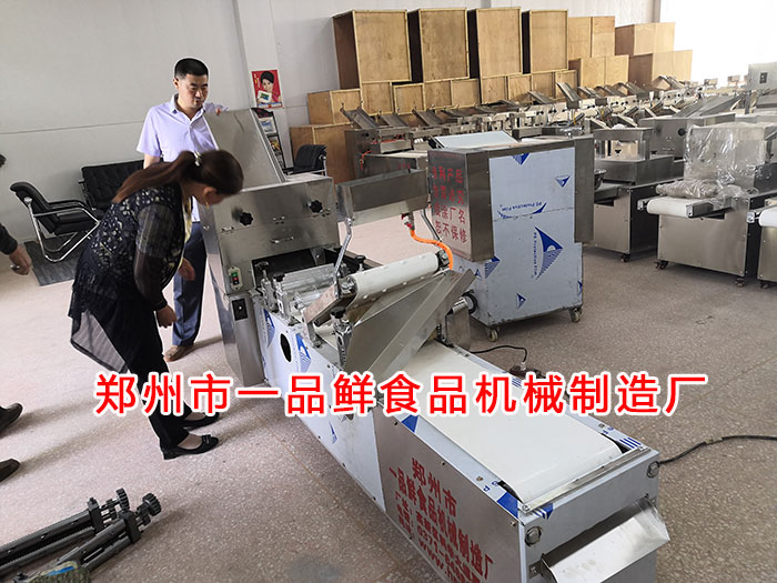 客戶考察多功能成型機 客戶考察多功能成型機