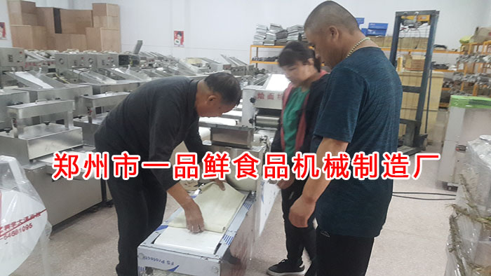 現(xiàn)場(chǎng)調(diào)試燴面機(jī) 現(xiàn)場(chǎng)調(diào)試燴面機(jī)