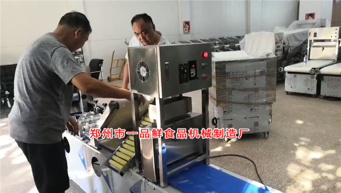 師傅演示機器操作 師傅演示機器操作