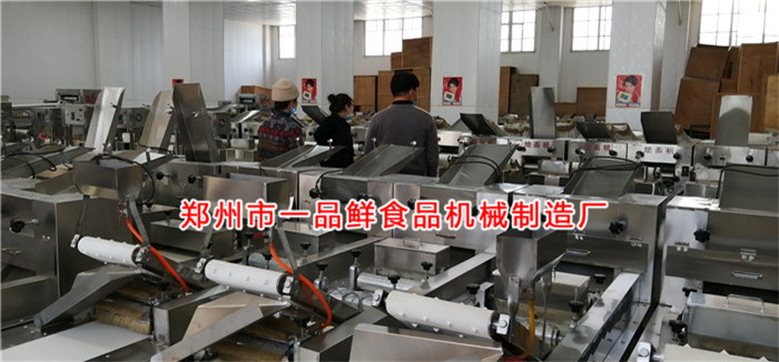 調(diào)料店老板考察燴面機(jī) 調(diào)料店老板考察燴面機(jī)