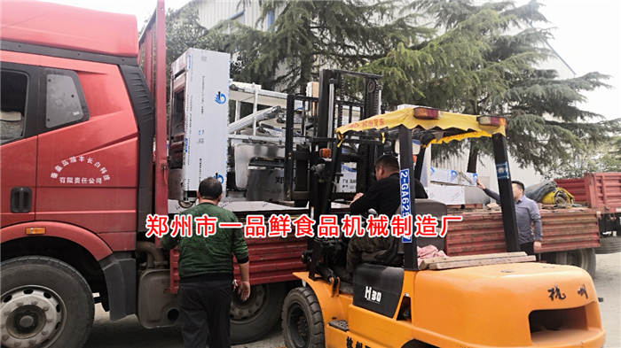 自循環(huán)揉壓機裝車中 自循環(huán)揉壓機裝車中