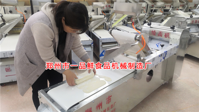 燴面館老板訂購燴面機(jī)調(diào)試中 燴面館老板訂購燴面機(jī)調(diào)試中