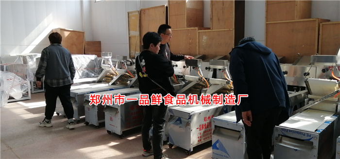 長(zhǎng)子縣客戶考察燴面機(jī) 長(zhǎng)子縣客戶考察燴面機(jī)