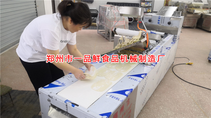 工作人員對客戶訂購設(shè)備進行調(diào)試生產(chǎn)